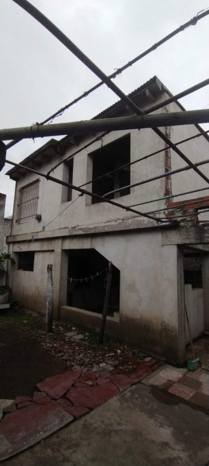 EXCELENTE CASA CON LOCAL COMERCIAL  EN VENTA -3 DORMITORIOS -2 BAÑOS - 3 AMBIENTES 