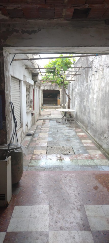 EXCELENTE CASA CON LOCAL COMERCIAL  EN VENTA -3 DORMITORIOS -2 BAÑOS - 3 AMBIENTES 
