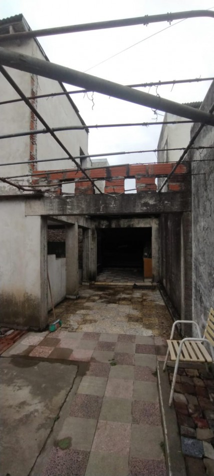 EXCELENTE CASA CON LOCAL COMERCIAL  EN VENTA -3 DORMITORIOS -2 BAÑOS - 3 AMBIENTES 