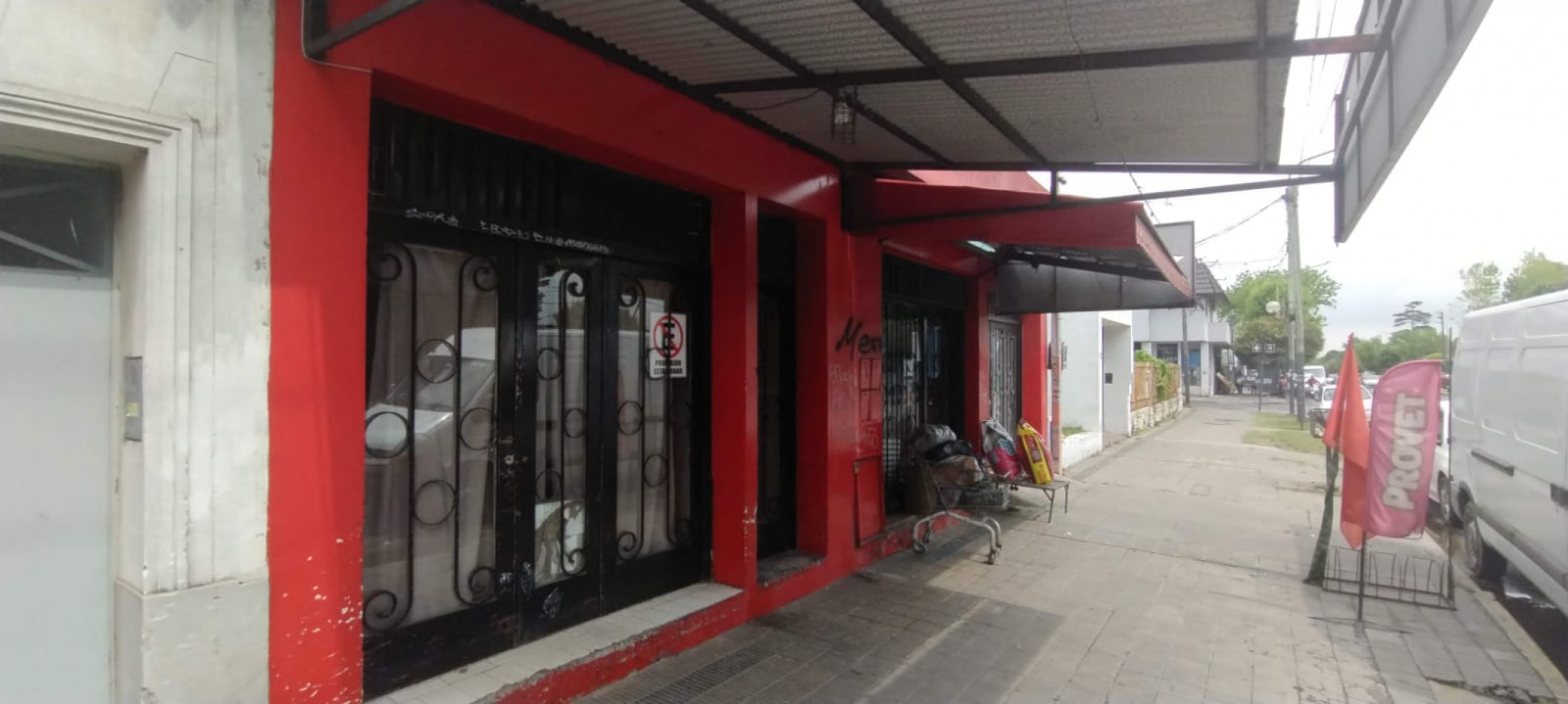 EXCELENTE CASA CON LOCAL COMERCIAL  EN VENTA -3 DORMITORIOS -2 BAÑOS - 3 AMBIENTES 