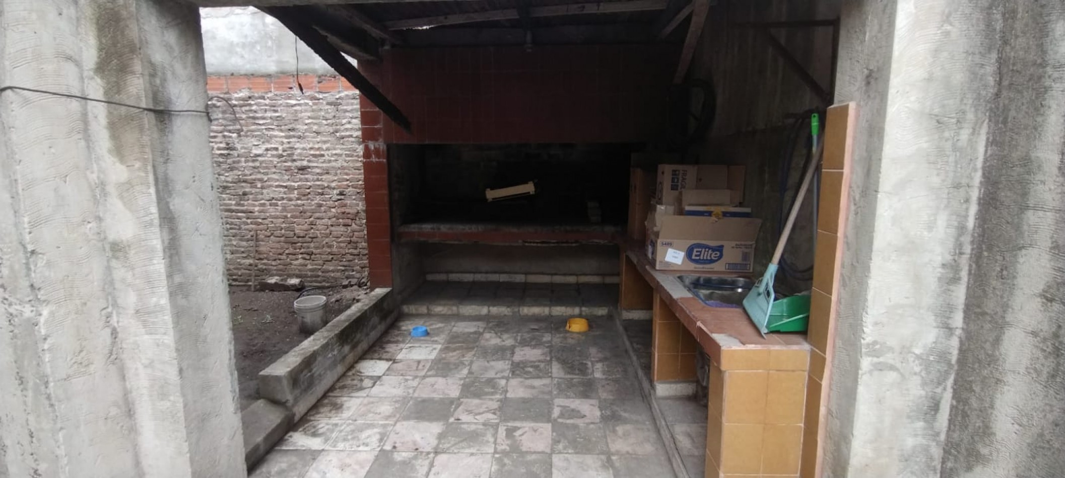 EXCELENTE CASA CON LOCAL COMERCIAL  EN VENTA -3 DORMITORIOS -2 BAÑOS - 3 AMBIENTES 