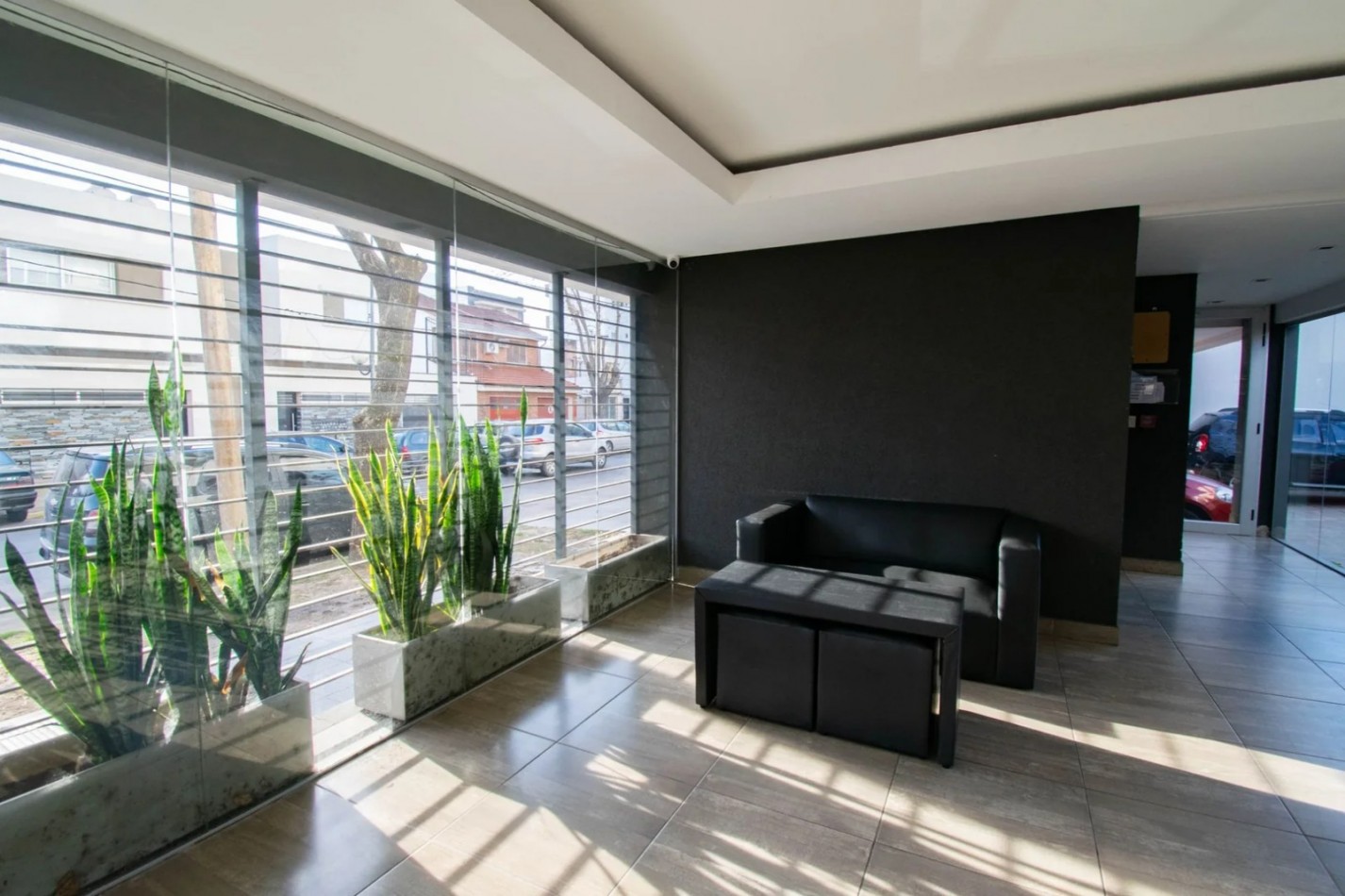 25 ESQ 34 TRIPLEX  EN VENTA  -  TRES DORMITORIOS    - DOS COCHERAS 