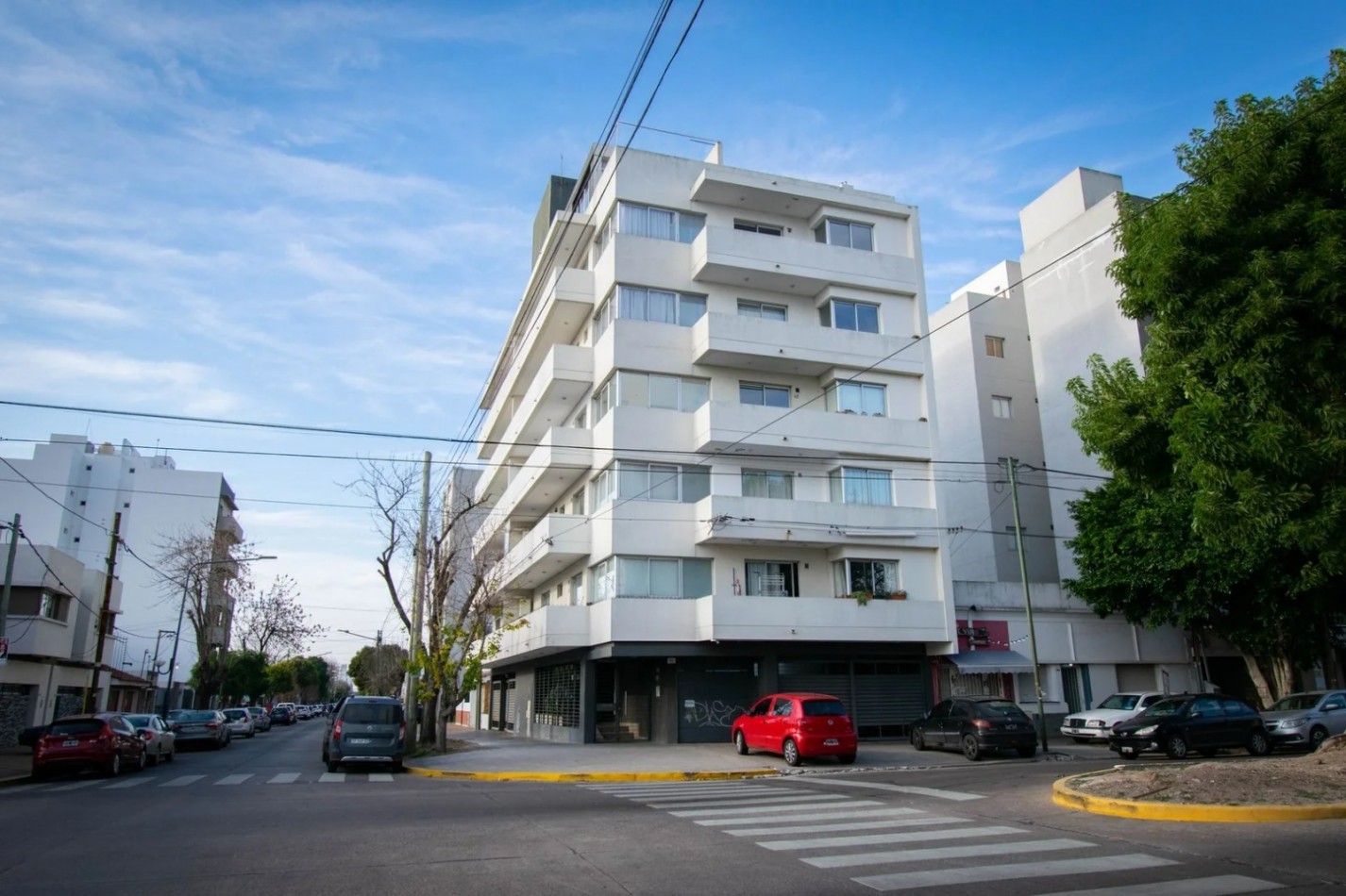 25 ESQ 34 TRIPLEX  EN VENTA  -  TRES DORMITORIOS    - DOS COCHERAS 
