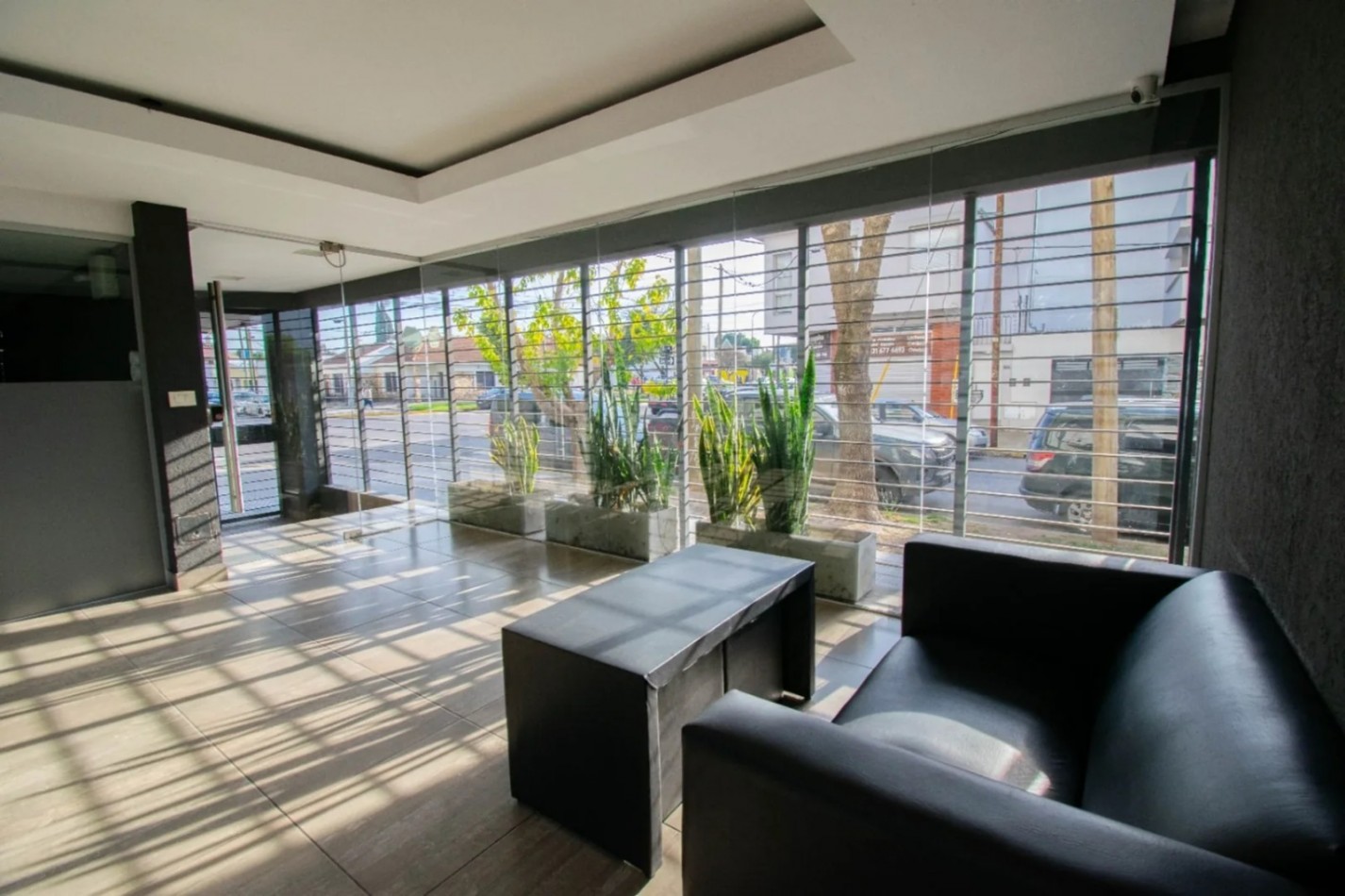 25 ESQ 34 TRIPLEX  EN VENTA  -  TRES DORMITORIOS    - DOS COCHERAS 