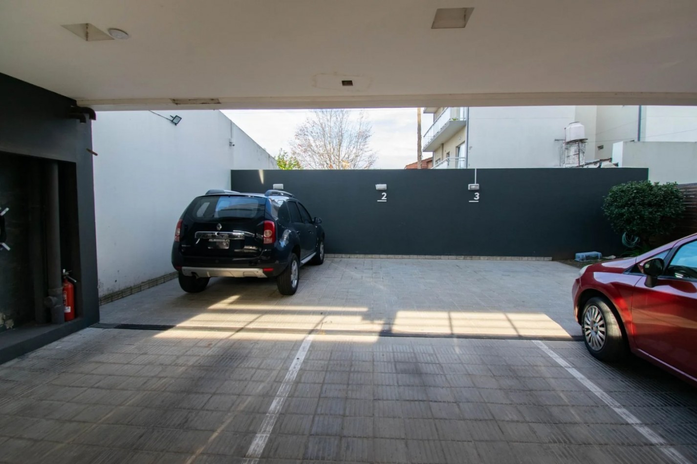 25 ESQ 34 TRIPLEX  EN VENTA  -  TRES DORMITORIOS    - DOS COCHERAS 