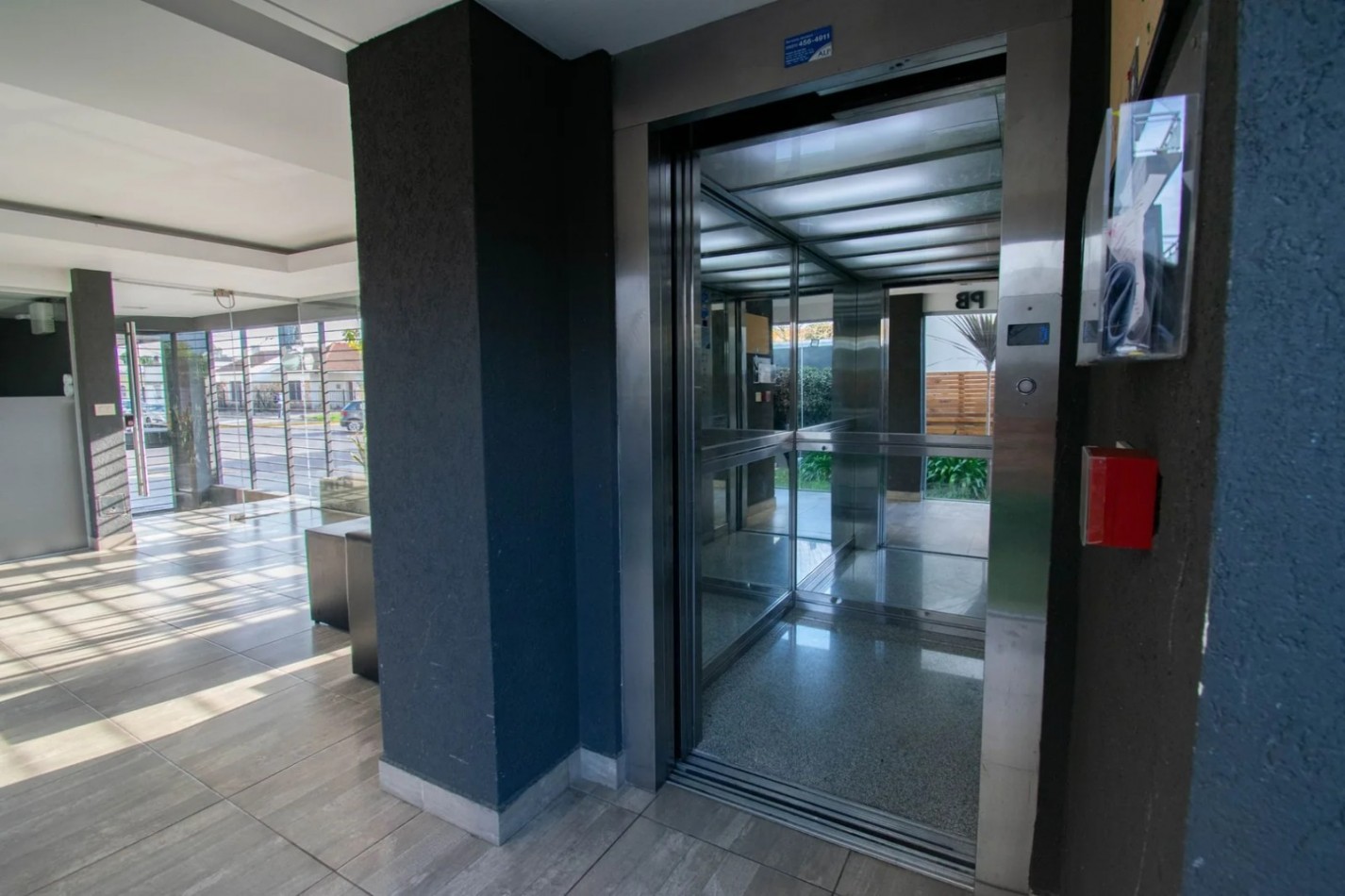 25 ESQ 34 TRIPLEX  EN VENTA  -  TRES DORMITORIOS    - DOS COCHERAS 