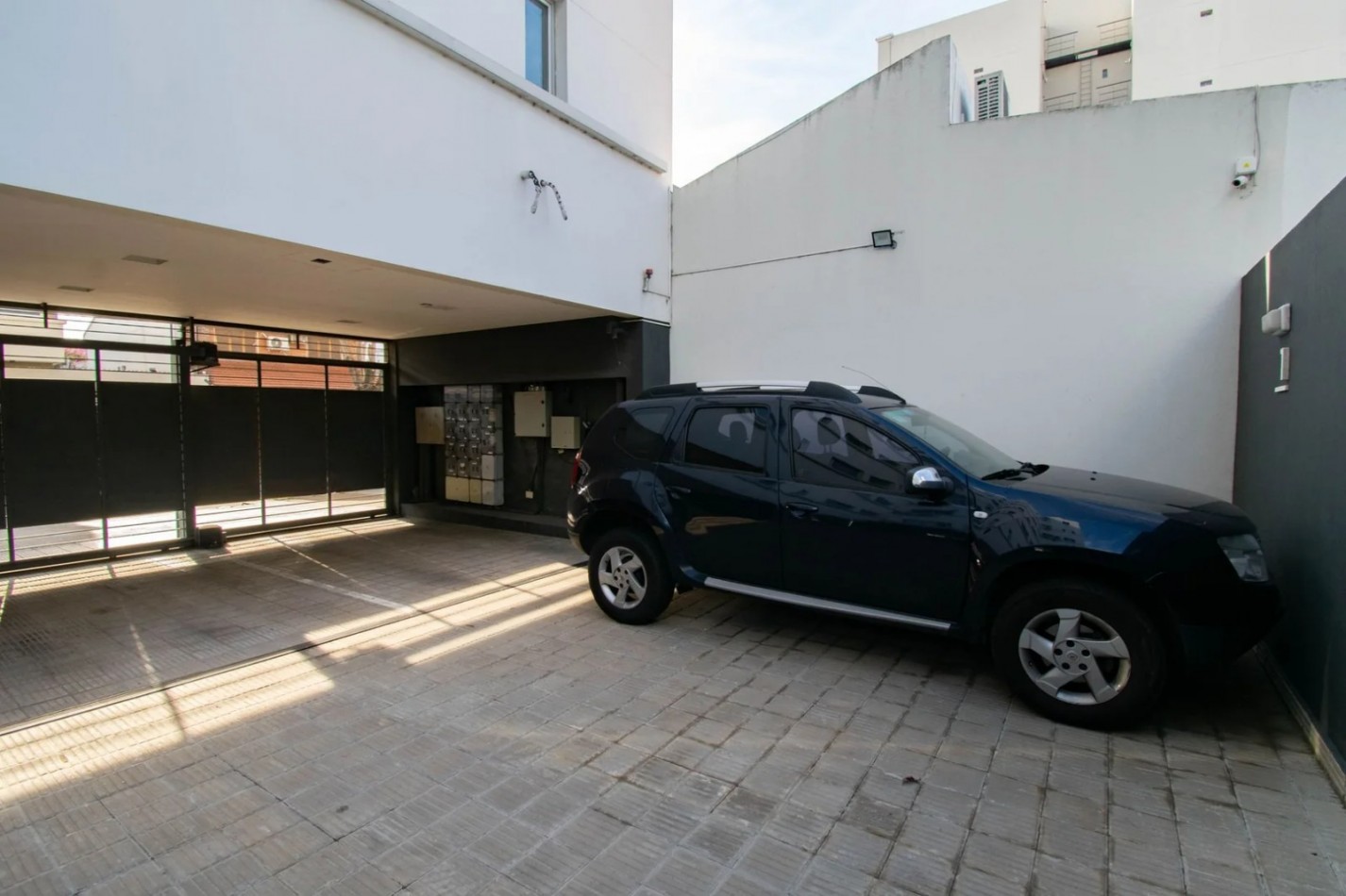 25 ESQ 34 TRIPLEX  EN VENTA  -  TRES DORMITORIOS    - DOS COCHERAS 