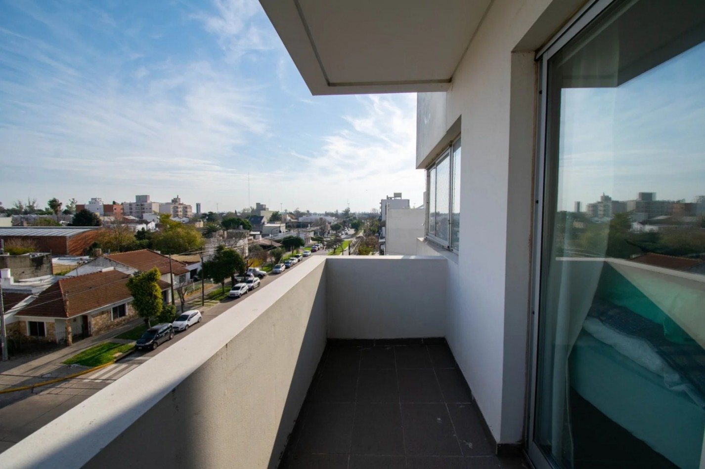 25 ESQ 34 TRIPLEX  EN VENTA  -  TRES DORMITORIOS    - DOS COCHERAS 
