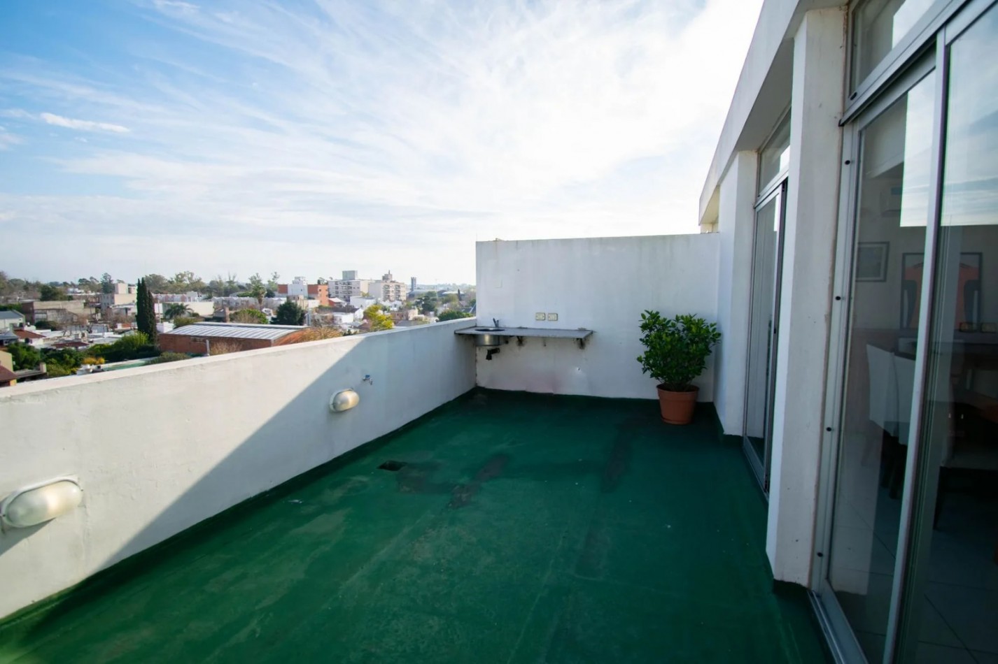 25 ESQ 34 TRIPLEX  EN VENTA  -  TRES DORMITORIOS    - DOS COCHERAS 
