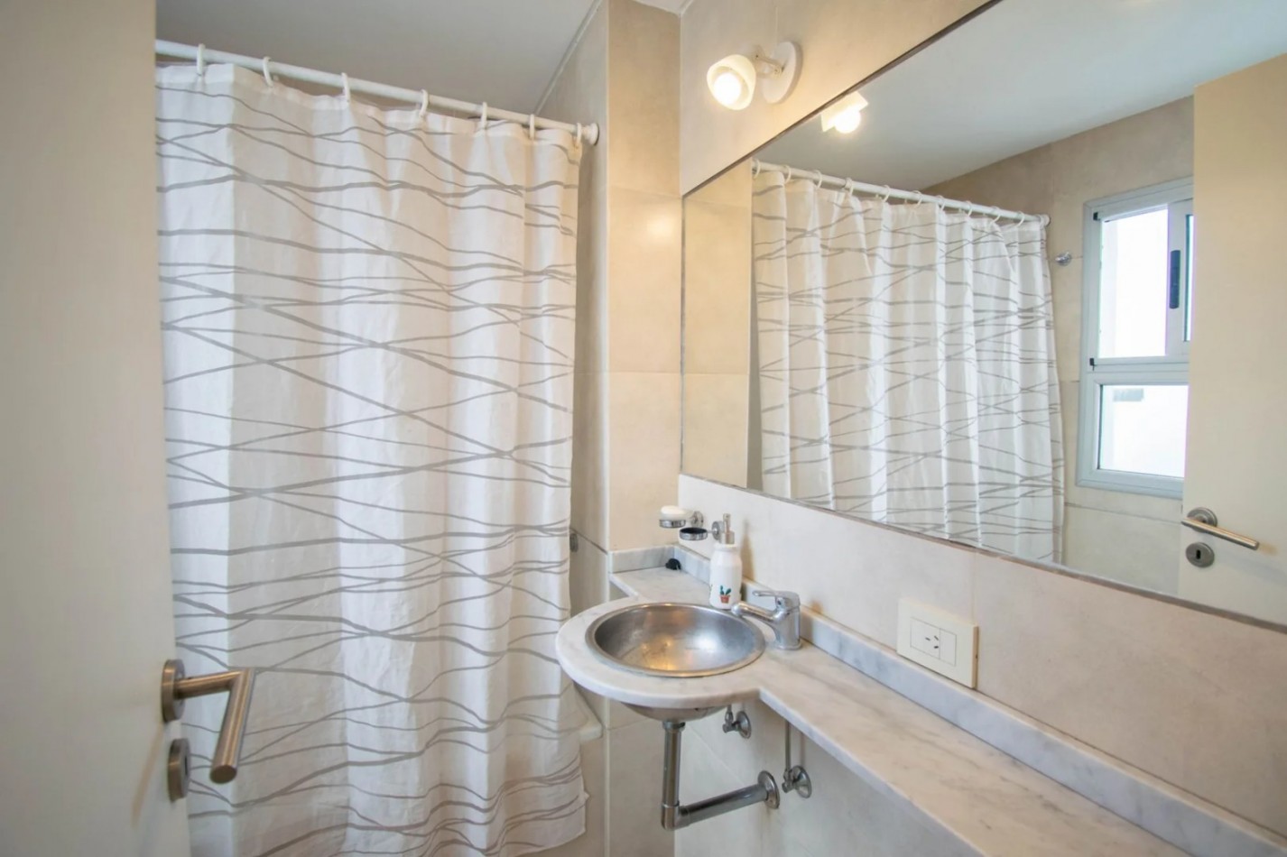 25 ESQ 34 TRIPLEX  EN VENTA  -  TRES DORMITORIOS    - DOS COCHERAS 