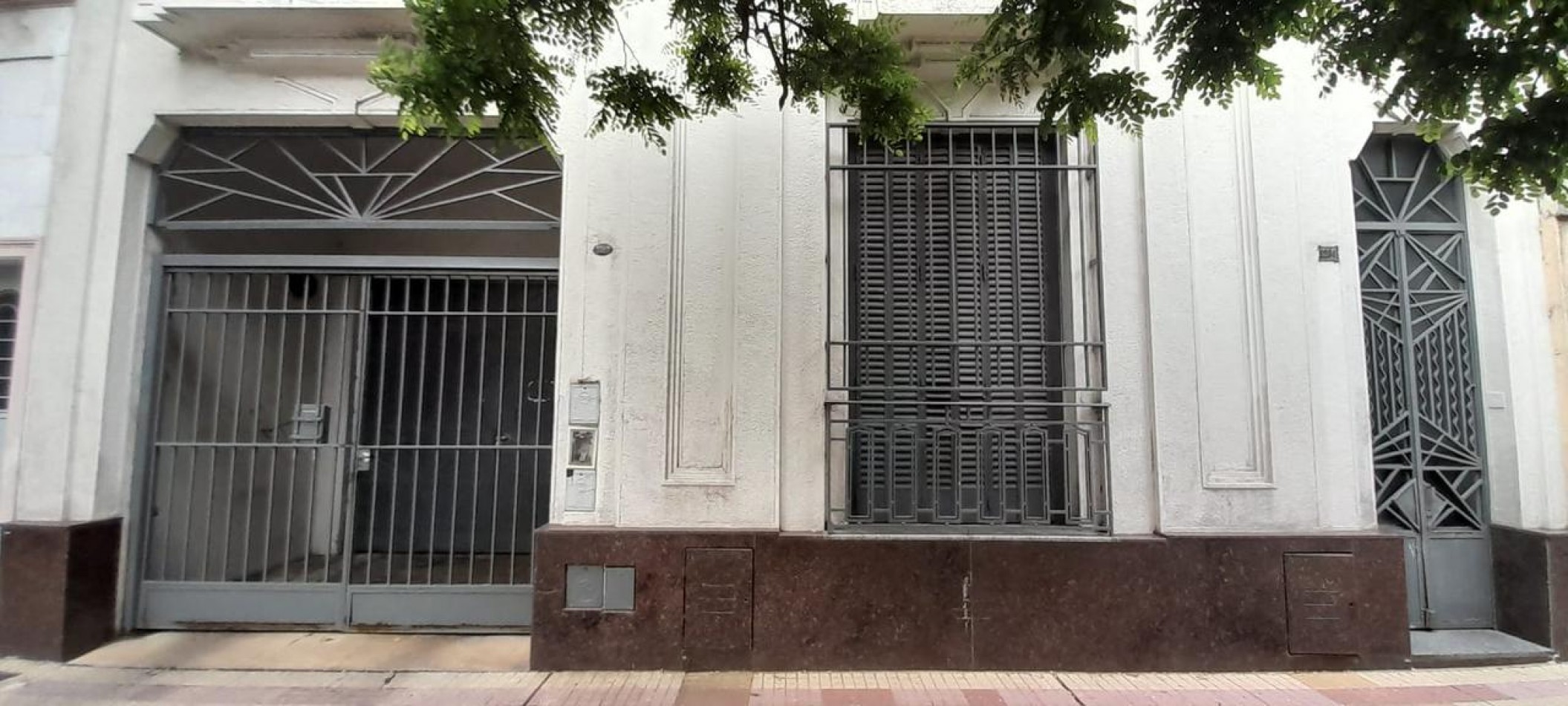  16 y 58 PH EN PLANTA BAJA SOBRE LOTE 10X30  150M2 CUBIERTOS 