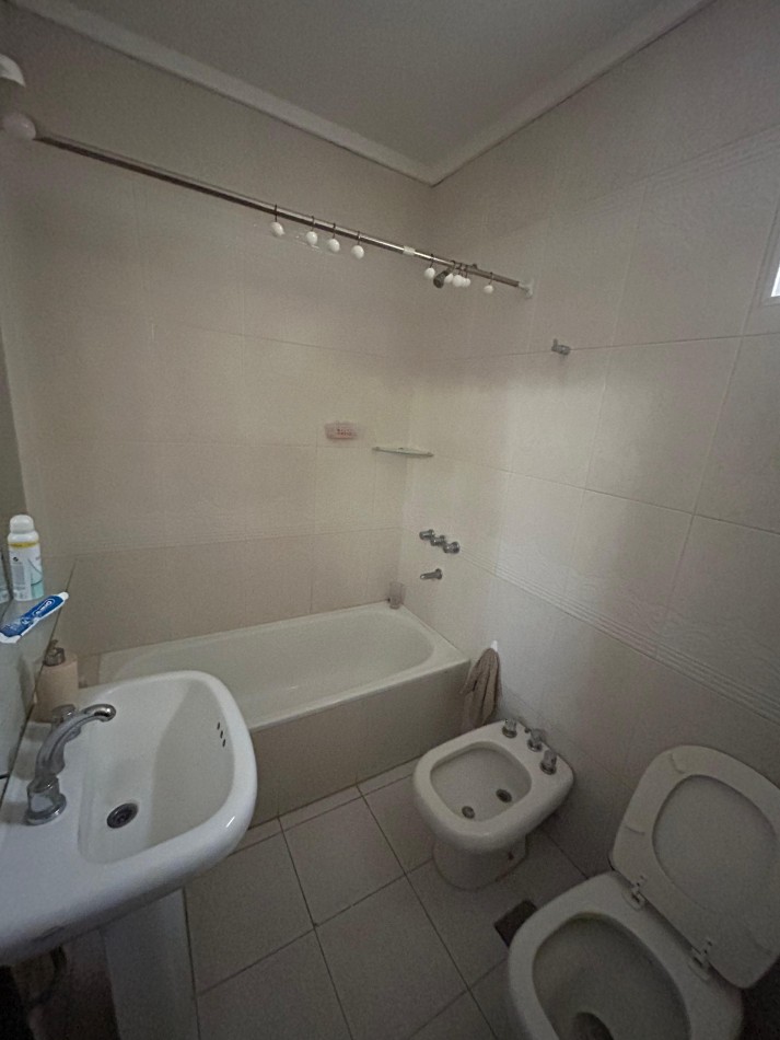 AV 32 ESQ 24 - CASA EN PLANTA ALTA  2 DORM Y TERRAZA