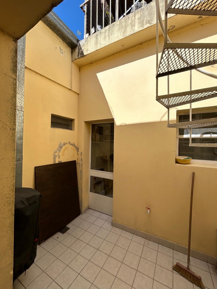 AV 32 ESQ 24 - CASA EN PLANTA ALTA  2 DORM Y TERRAZA