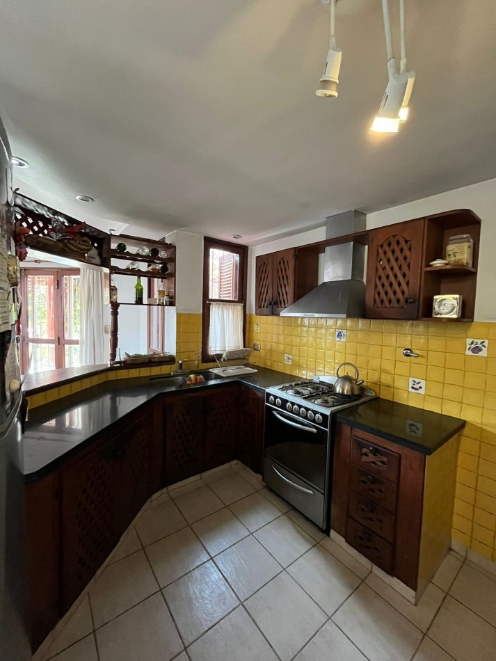 532 E/ 28 y 29- CASA DE CATEGORIA - Dos niveles - pileta - galeria 