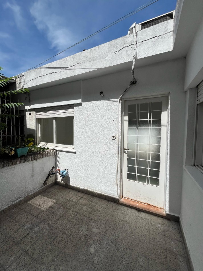 DEPARTAMENTO EN VENTA - 1 (o 2) DORMITORIOS - CON PATIO - COCINA A REFACCIONAR