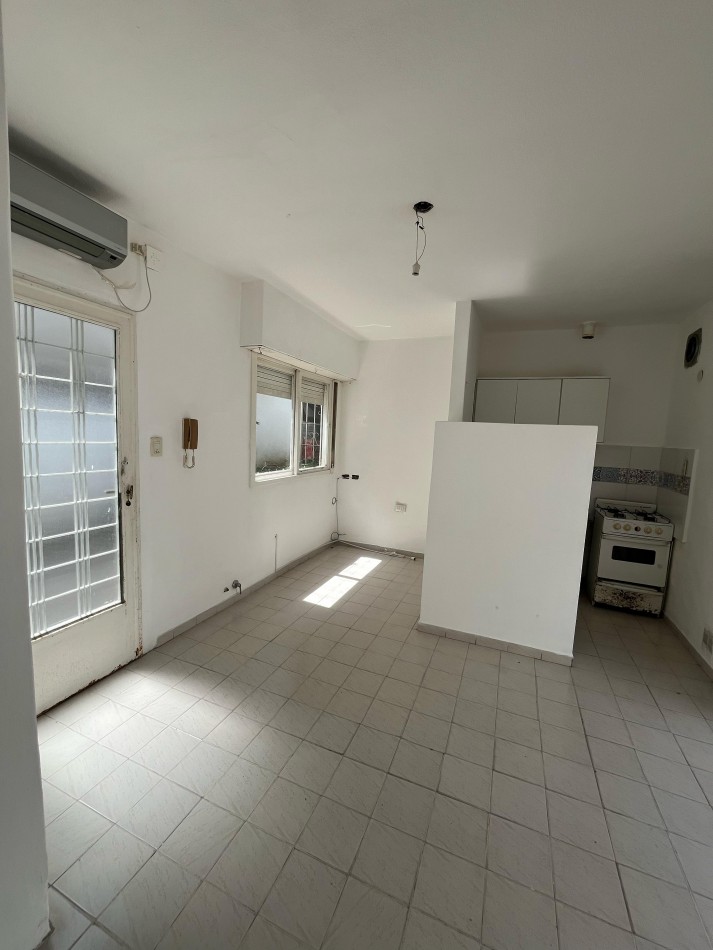 DEPARTAMENTO EN VENTA - 1 (o 2) DORMITORIOS - CON PATIO - COCINA A REFACCIONAR