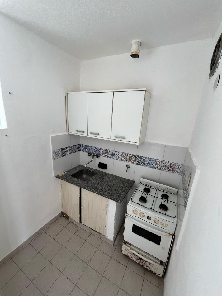 DEPARTAMENTO EN VENTA - 1 (o 2) DORMITORIOS - CON PATIO - COCINA A REFACCIONAR