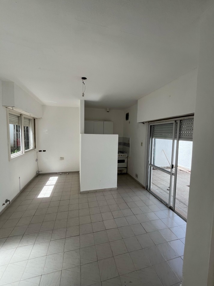 DEPARTAMENTO EN VENTA - 1 (o 2) DORMITORIOS - CON PATIO - COCINA A REFACCIONAR