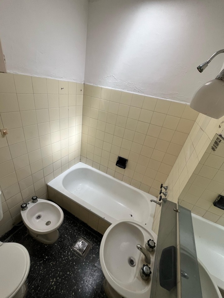 DEPARTAMENTO EN VENTA - 1 (o 2) DORMITORIOS - CON PATIO - COCINA A REFACCIONAR