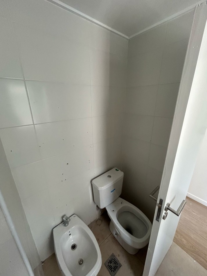 41 E/ 17 Y 18 . 1 DORMITORIOS SEMI PISO-  BARRIO NORTE 