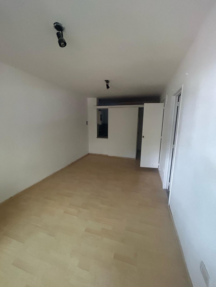 AV 53 Y 4- MONOAMBIENTE AL FRENTE 1 ER PISO - CENTRO LA PLATA 