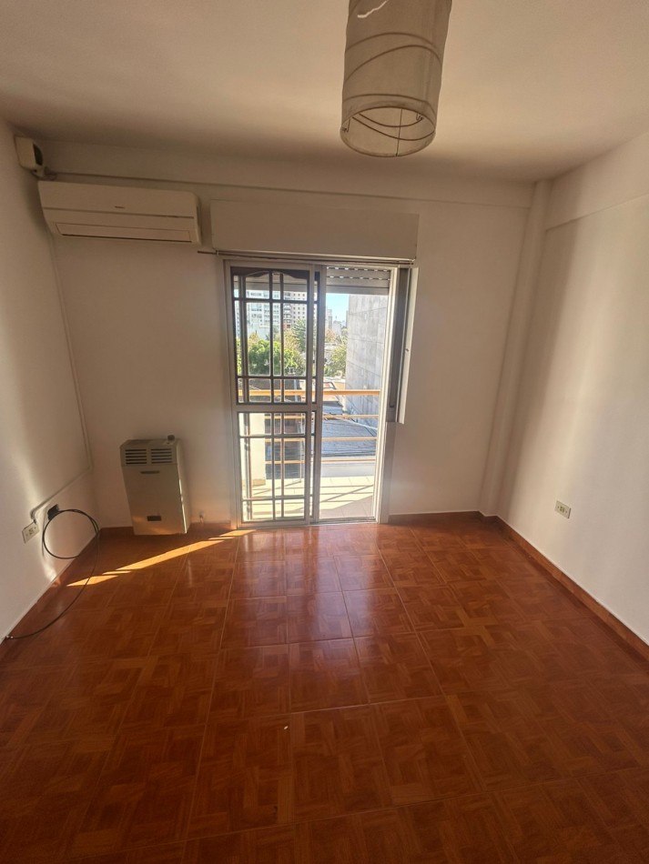 46 e/ 14 y 15 - 1 dorm con balcon - luminoso 