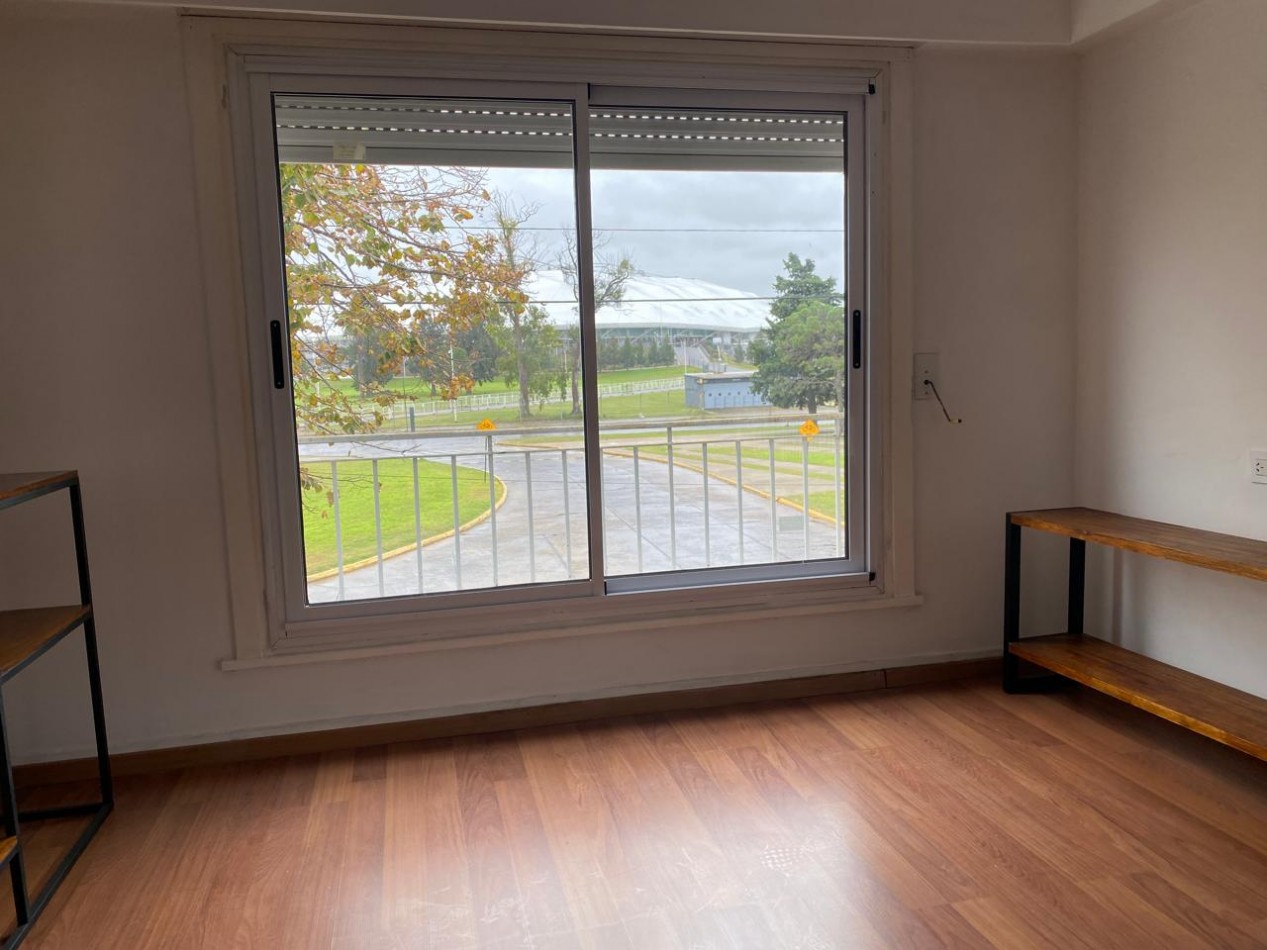 AV 32 ESQ 24 - CASA EN PLANTA ALTA  2 DORM Y TERRAZA