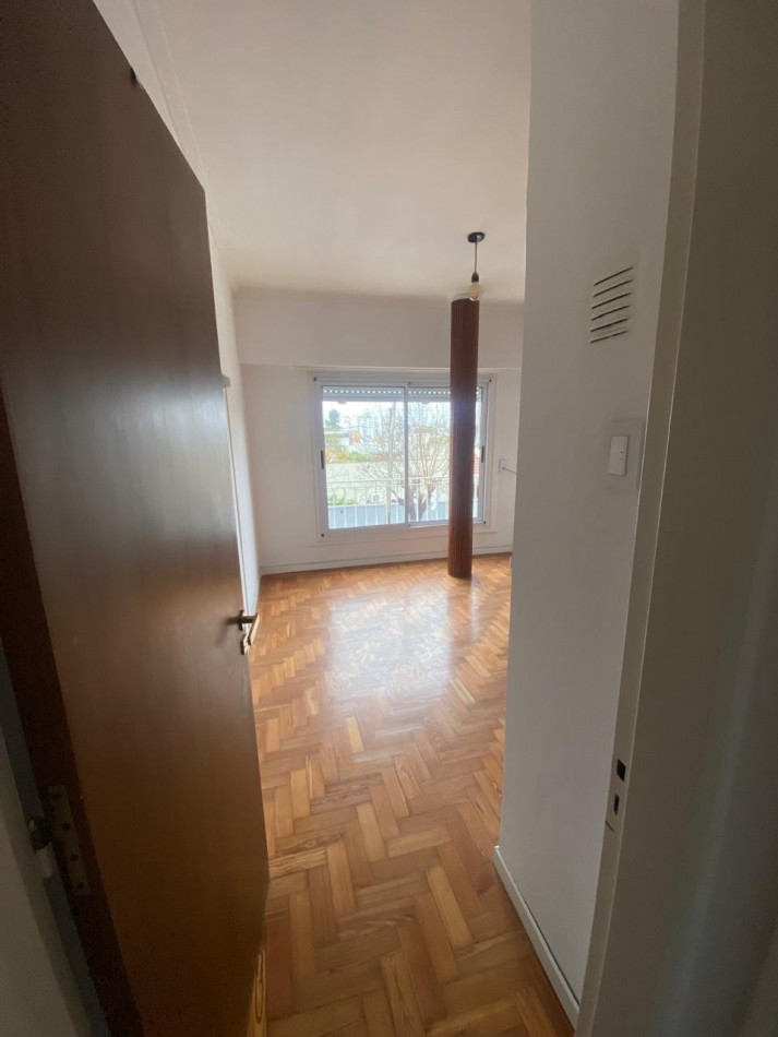 AV 32 ESQ 24 - CASA EN PLANTA ALTA  2 DORM Y TERRAZA