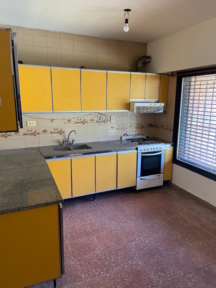 38 e/ 121 y 122 - Casa 3 dorm en ph - Barrio Hipodromo - parque 