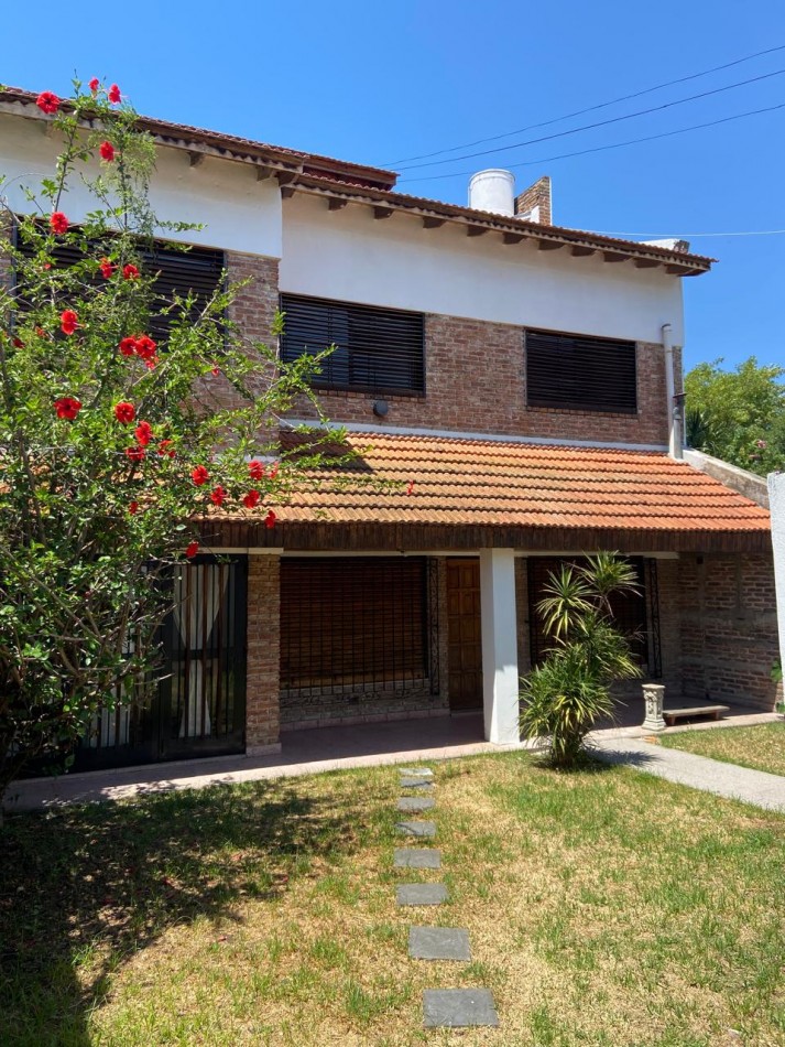 38 e/ 121 y 122 - Casa 3 dorm en ph - Barrio Hipodromo - parque 