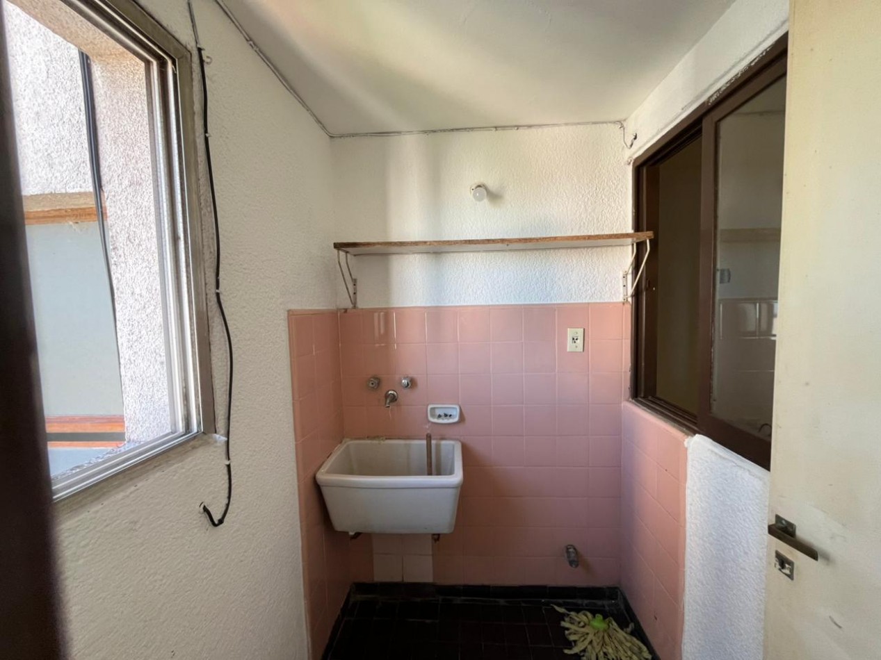 50 E/ 2 Y 3 - PISO 11 MUY LUMINOSO- ZONA CENTRO