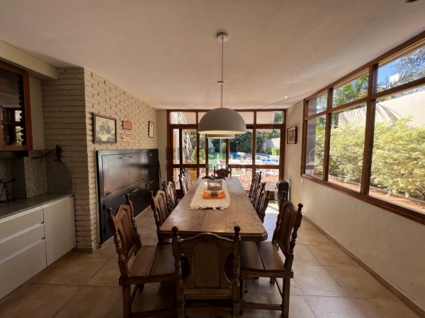 34 E/ 8 Y 9 CASA EN VENTA   - 5 DORMITORIOS -  POSIBLE FINANCIACION -300 M2 