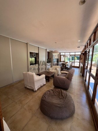 34 E/ 8 Y 9 CASA EN VENTA   - 5 DORMITORIOS -  POSIBLE FINANCIACION -300 M2 