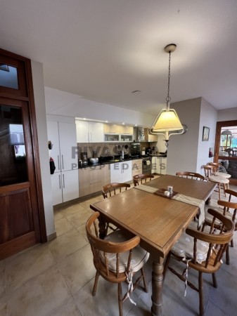 34 E/ 8 Y 9 CASA EN VENTA   - 5 DORMITORIOS -  POSIBLE FINANCIACION -300 M2 