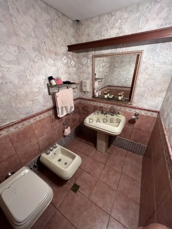 34 E/ 8 Y 9 CASA EN VENTA   - 5 DORMITORIOS -  POSIBLE FINANCIACION -300 M2 