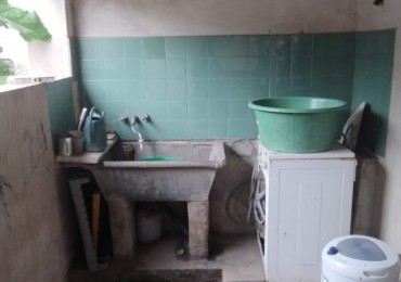 EXCELENTE CASA CON LOCAL COMERCIAL  EN VENTA -3 DORMITORIOS -2 BAÑOS - 3 AMBIENTES 