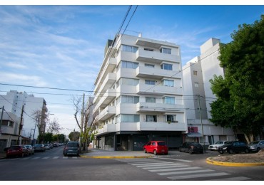 25 ESQ 34 TRIPLEX  EN VENTA  -  TRES DORMITORIOS    - DOS COCHERAS 