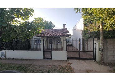 AV 72 E/ 29 Y 30  - CASA 2 DORM - SOBRE LOTE 10 X 30